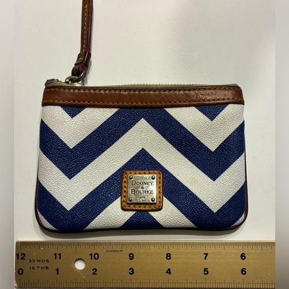 Dooney & Bourke EUC Blue and White Chevron Change Purse - Picture 6 of 12